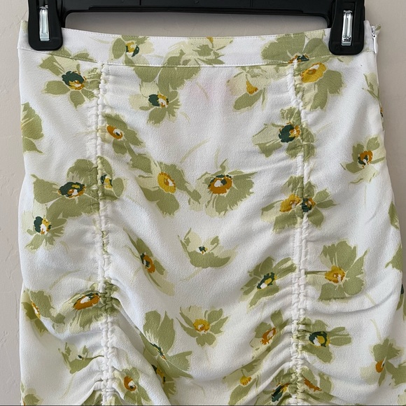 Verge Girl White Floral Mini Skirt With Ruching - Picture 2 of 8